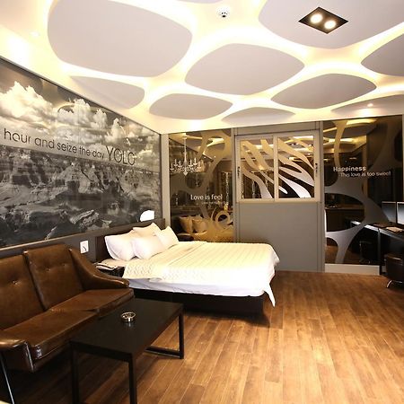 Hotel Yolo Chongnae-dong Bagian luar foto