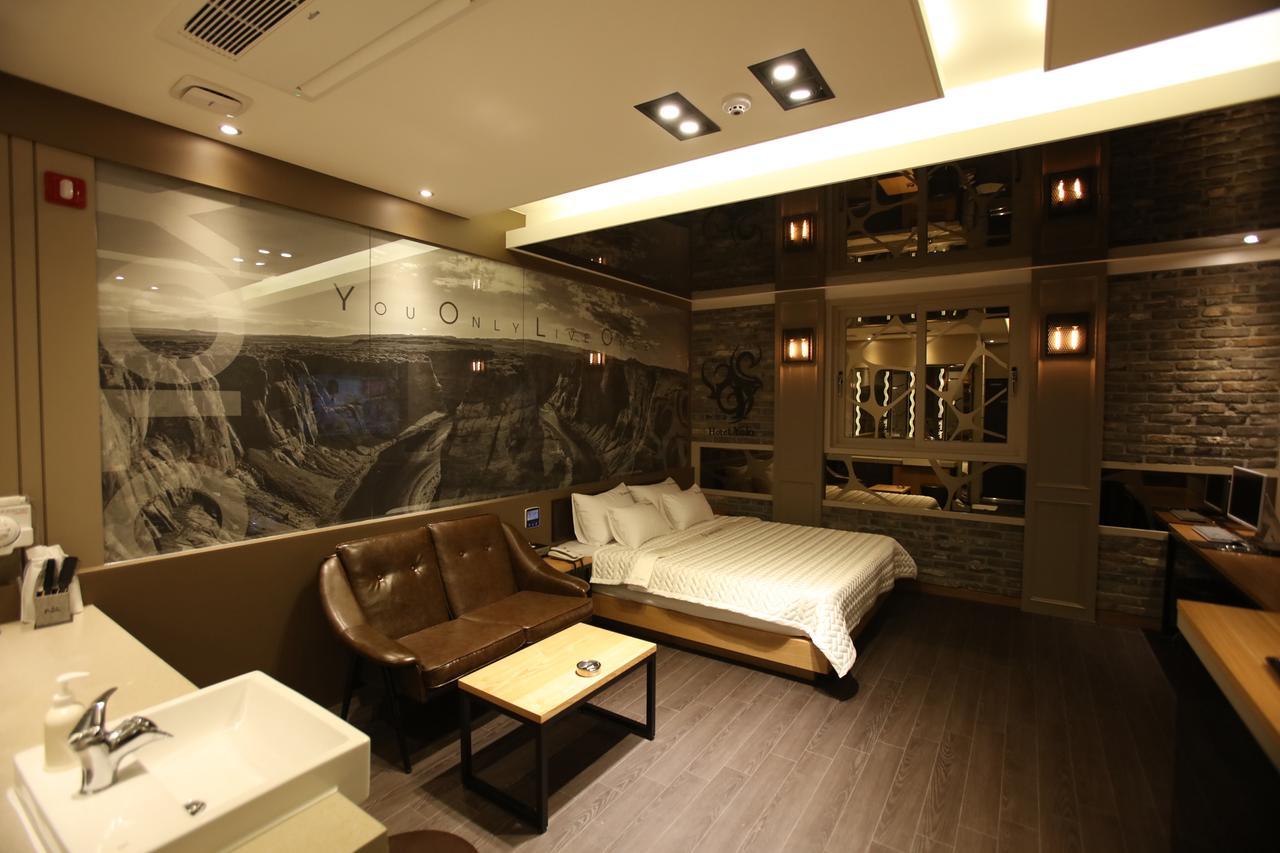 Hotel Yolo Chongnae-dong Bagian luar foto