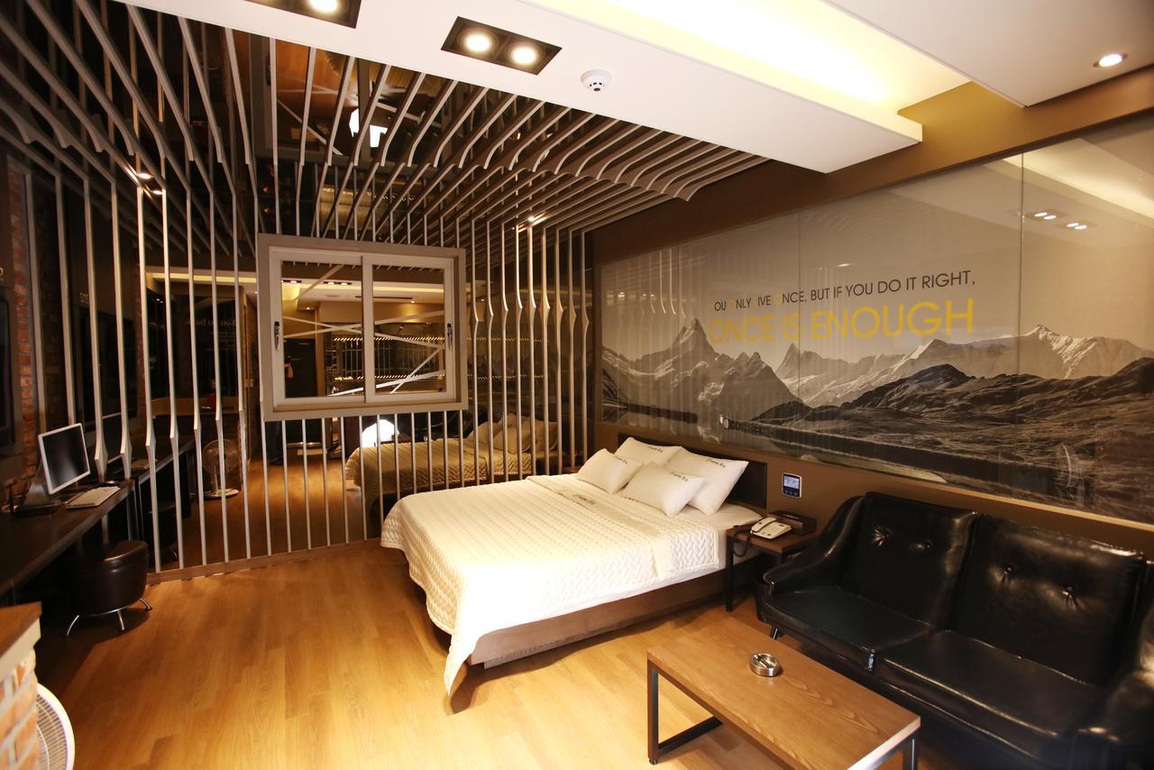 Hotel Yolo Chongnae-dong Bagian luar foto