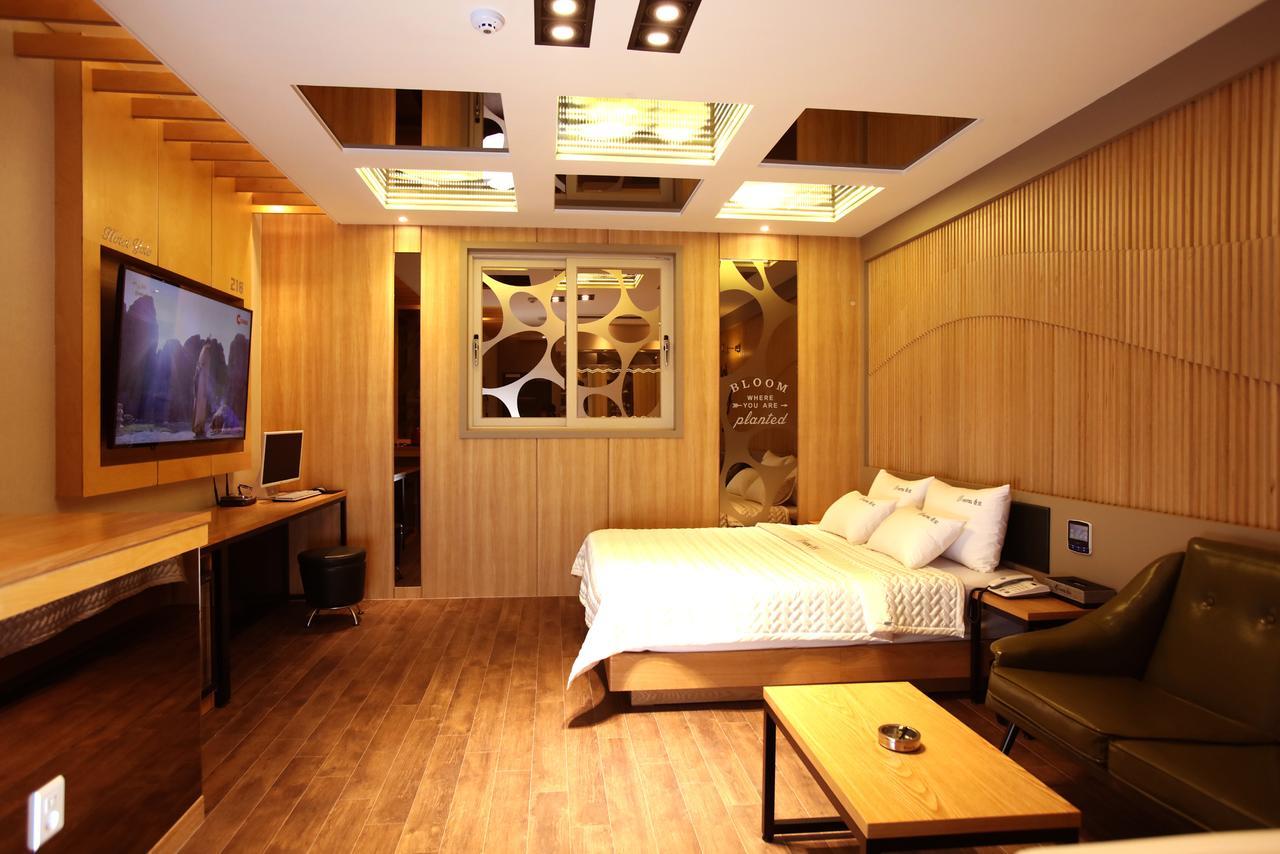 Hotel Yolo Chongnae-dong Bagian luar foto