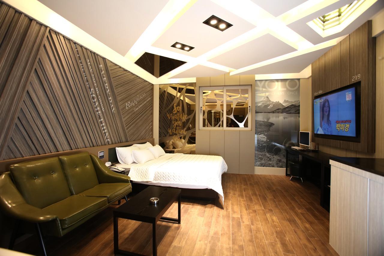 Hotel Yolo Chongnae-dong Bagian luar foto