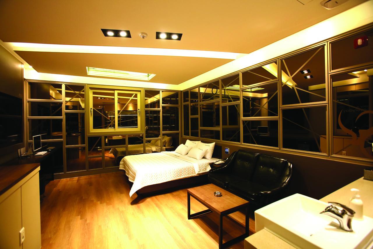 Hotel Yolo Chongnae-dong Bagian luar foto