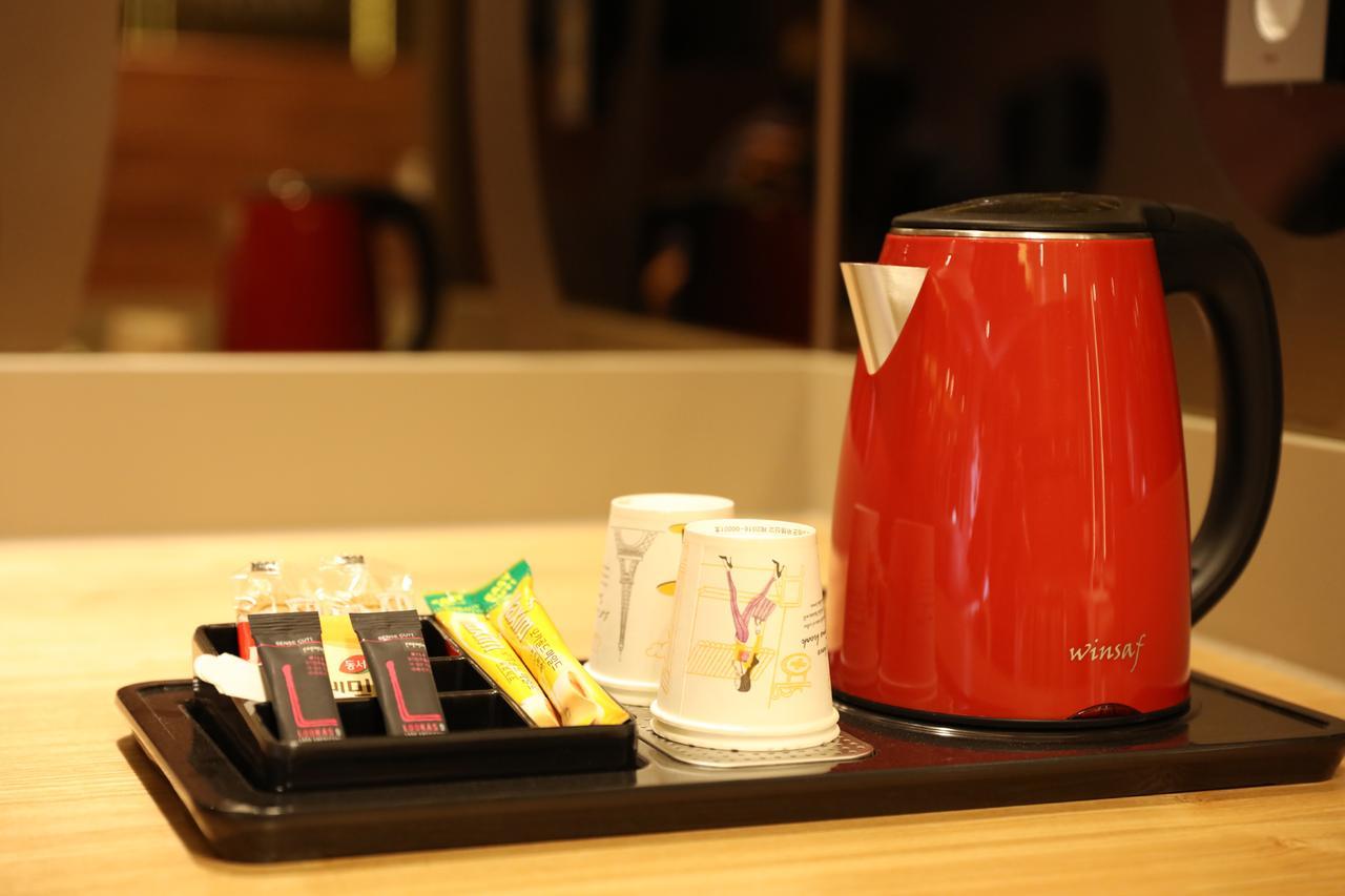 Hotel Yolo Chongnae-dong Bagian luar foto