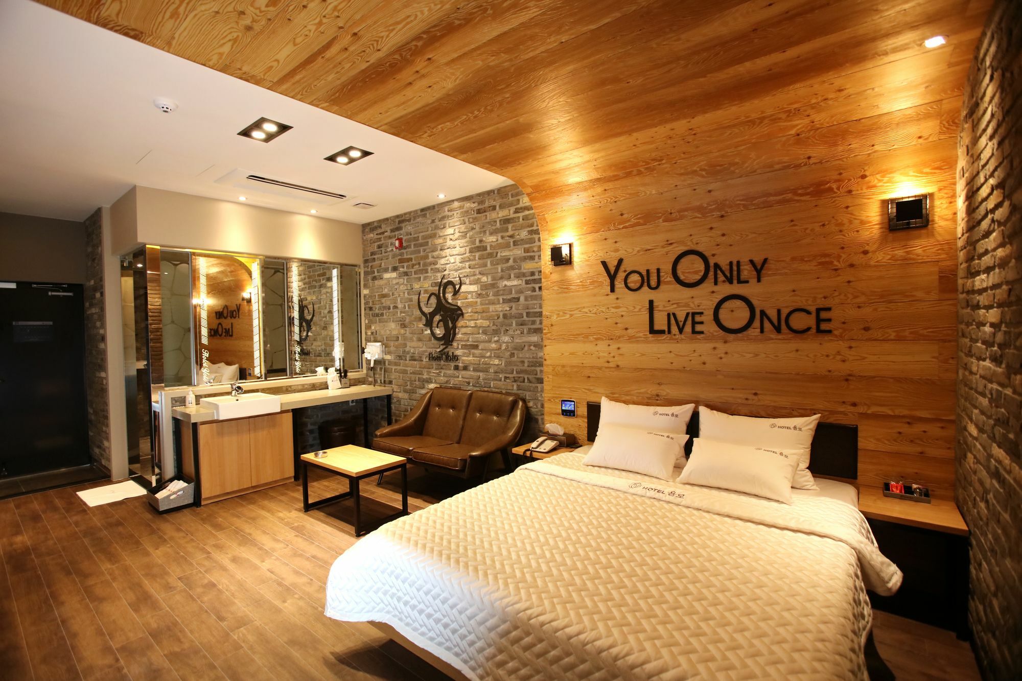 Hotel Yolo Chongnae-dong Bagian luar foto